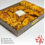 سینی فینگر فود مخلوط جوجه چینی و مینی پیتزا